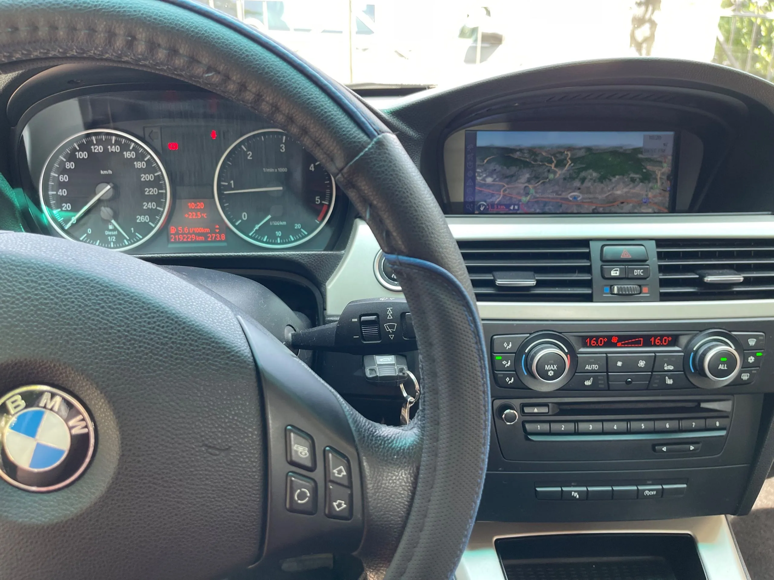 BMW E90 318d (2. fotó)