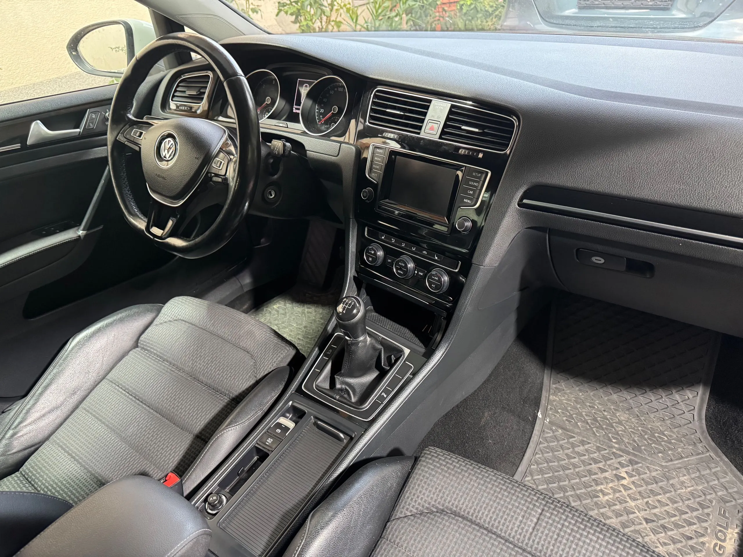 Volkswagen Golf Highline 1.6 Tdi (9. fotó)