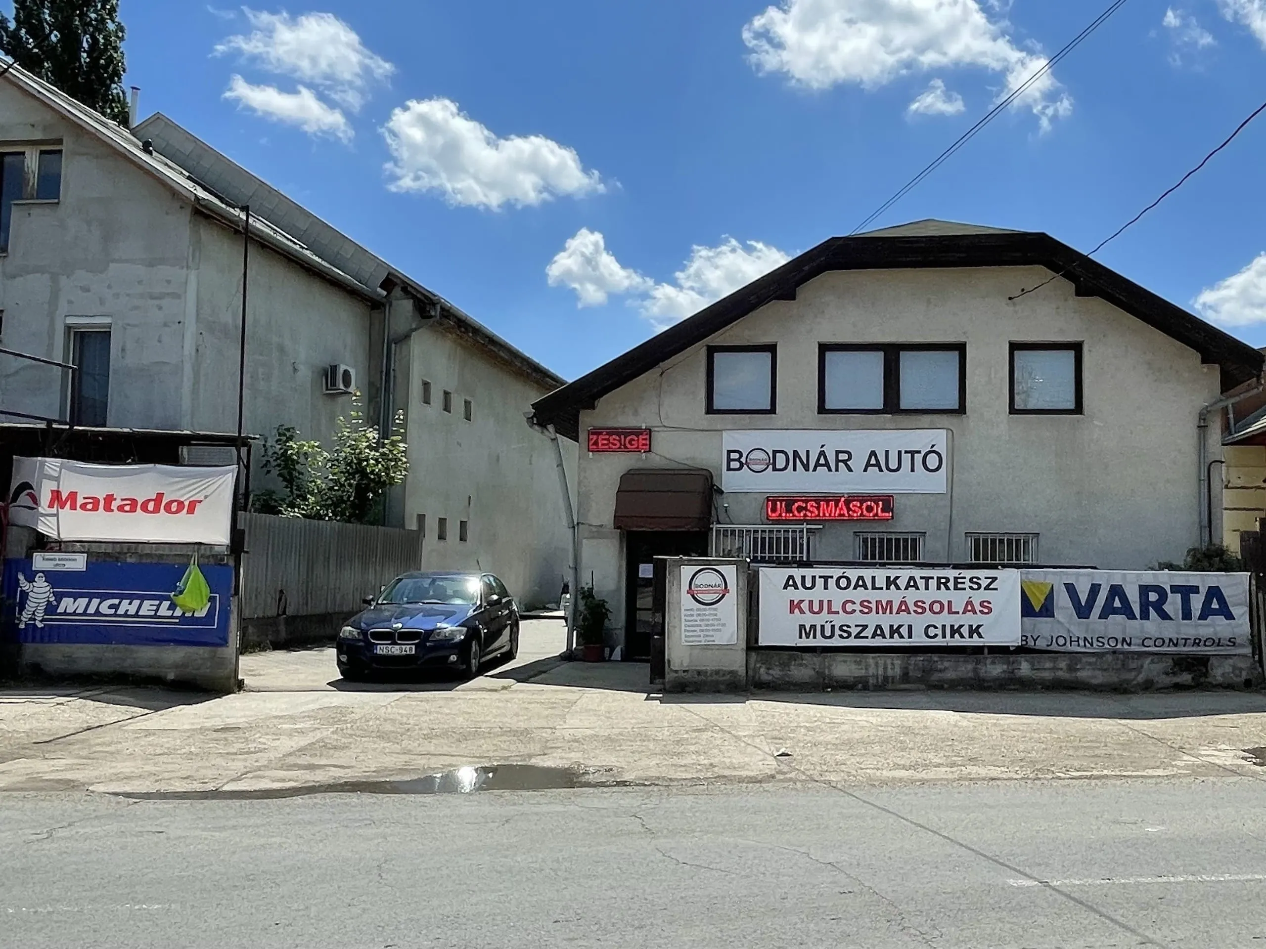 A Bodnár Autó üzlete Fóton, az utca felől
